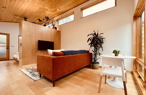 Friendly Appartement | Cozy, private couples retreat. Minutes from Hayward Field, UofO, and Downtown.