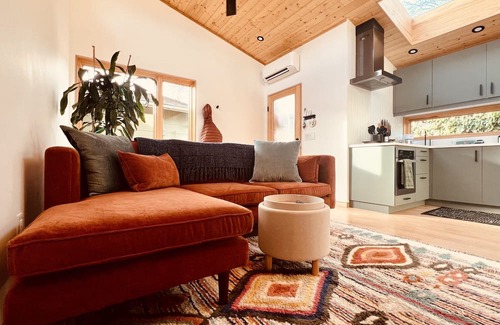 Friendly Appartement | Cozy, private couples retreat. Minutes from Hayward Field, UofO, and Downtown.