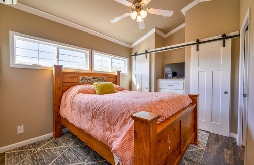 Robert Lee Cabine | Escape to Tranquility: Unwind and Embrace Nature at our Hillside Cabin