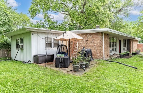 Homewood Maison | Cozy Rest-Haven, walking distance from Metra station and downtown Flossmoor