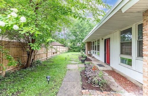 Homewood Maison | Cozy Rest-Haven, walking distance from Metra station and downtown Flossmoor