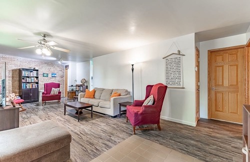 Homewood Maison | Cozy Rest-Haven, walking distance from Metra station and downtown Flossmoor