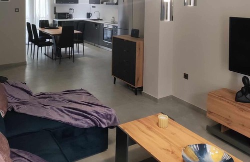 Volos City Centre Appartement | Modern appartment, perfect for couples & families. Enhanced Security features!