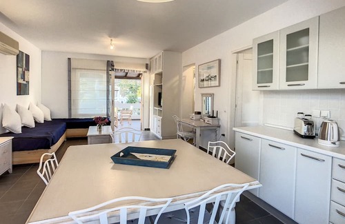 Plepi Appartement | Beachside fully equipped flat with seaview