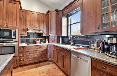 Heber Maison | MountainView AdventureHome | Hot Tub | 6br 4ba Sleeps 12 | ADA w/elevator & Pet Friendly | Lg Groups