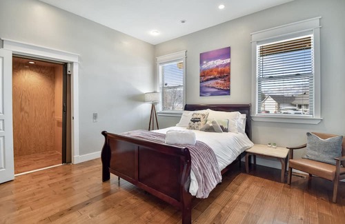 Heber Maison | MountainView AdventureHome | Hot Tub | 6br 4ba Sleeps 12 | ADA w/elevator & Pet Friendly | Lg Groups