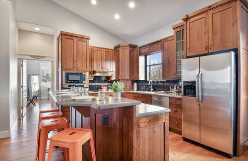 Heber Maison | MountainView AdventureHome | Hot Tub | 6br 4ba Sleeps 12 | ADA w/elevator & Pet Friendly | Lg Groups