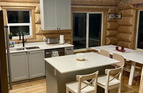 Sunshine Valley Cabine | Log cabin retreat, in beautiful Sunshine Valley, minutes from Manning Park.
