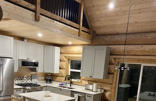 Sunshine Valley Cabine | Log cabin retreat, in beautiful Sunshine Valley, minutes from Manning Park.