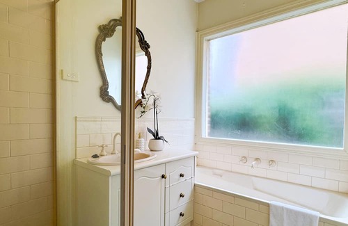 Knoxfield Maison | Victorian design house, 5-minute walk to lake, 3-minute drive to shopping mall.
