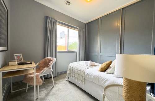 Knoxfield Maison | Victorian design house, 5-minute walk to lake, 3-minute drive to shopping mall.