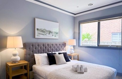 Knoxfield Maison | Victorian design house, 5-minute walk to lake, 3-minute drive to shopping mall.