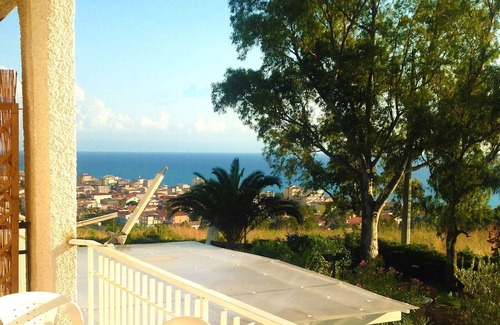 Falerna Appartement | Holiday Apartment "Trilocale 33 Residence La Giungla" with Sea View, Shared Pool & Wi-Fi