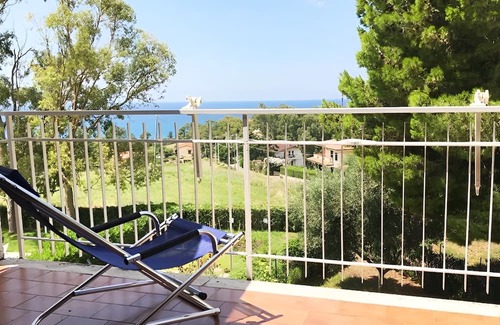 Falerna Appartement | Holiday Apartment "Trilocale 31 Residence La Giungla" with Sea View, Shared Pool & Wi-Fi