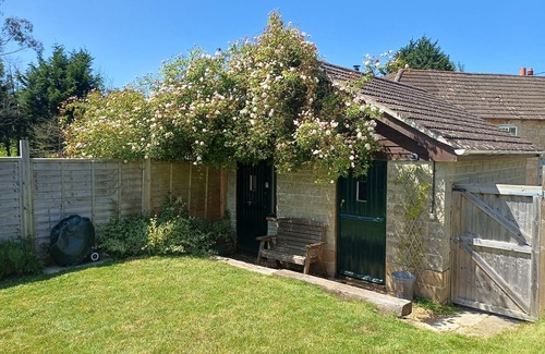 Ningwood Cabine | Little Brook - a cabin that sleeps 2 guests in 1 bedroom