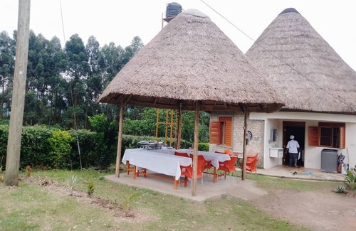 Western Region Autre | White Cat Farm Hut Inn is nestled on the outskirts of a quaint African village