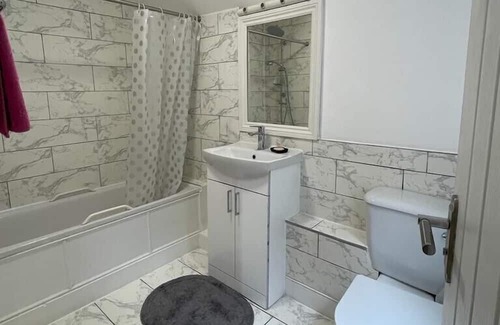 Thurlow Park Maison | The Lily Room in Grand Tulse Hill Villa