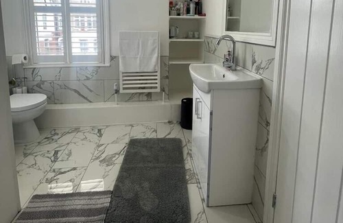 Thurlow Park Maison | The Lily Room in Grand Tulse Hill Villa