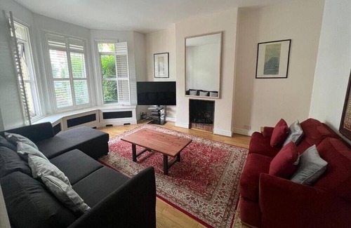 Thurlow Park Maison | The Lily Room in Grand Tulse Hill Villa