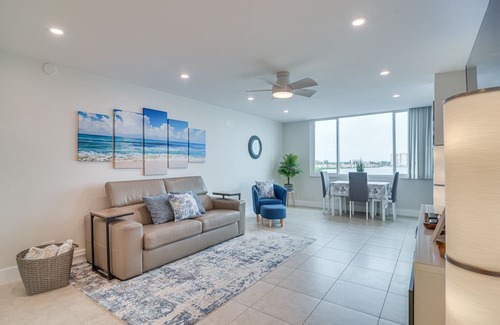 Palma del Mar Copropriété | Stylish St Petersburg Condo w/ Balcony + Bay Views