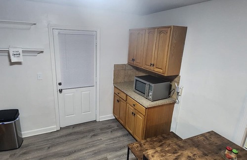Cove - East Side - Shippan Appartement | Luxury 2Br with loft space 5 minutes to Downtown/Beach/ w Deck. Pet friendly!