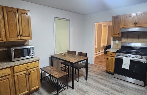 Cove - East Side - Shippan Appartement | Luxury 2Br with loft space 5 minutes to Downtown/Beach/ w Deck. Pet friendly!