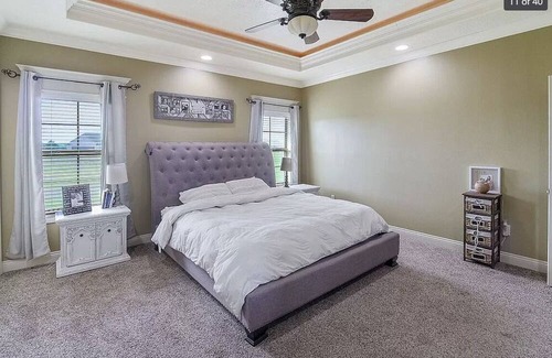 Iowa Maison | House in quiet Iowa near Lake Charles + EV charger