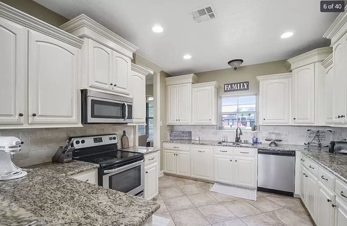 Iowa Maison | House in quiet Iowa near Lake Charles + EV charger