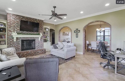 Iowa Maison | House in quiet Iowa near Lake Charles + EV charger