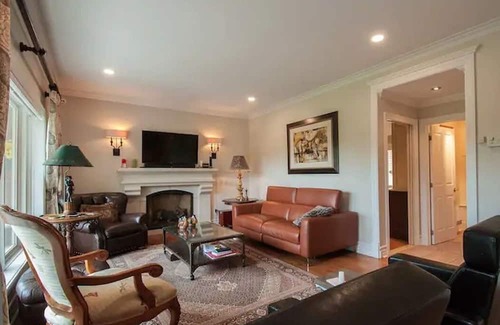 St-Adolphe-d'Howard Chalet De Ski | Huge Lakeside Chalet With Pool and hot tub