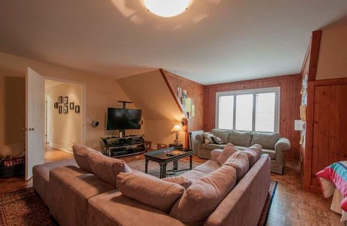 St-Adolphe-d'Howard Chalet De Ski | Huge Lakeside Chalet With Pool and hot tub