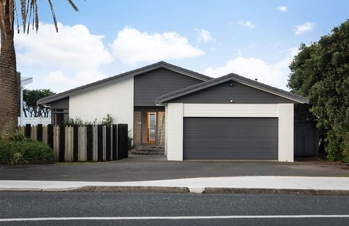 Waihi Beach Maison | ALL THE 3'S @ NUMBER 3