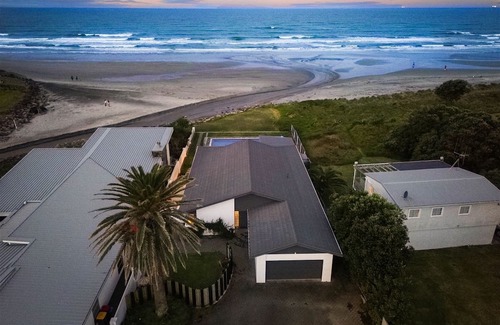 Waihi Beach Maison | ALL THE 3'S @ NUMBER 3