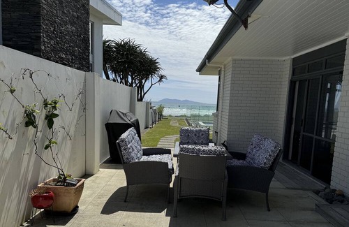 Waihi Beach Maison | ALL THE 3'S @ NUMBER 3