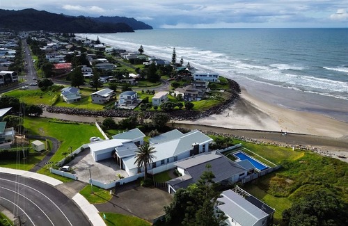 Waihi Beach Maison | ALL THE 3'S @ NUMBER 3