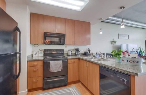 Civic Core Appartement | Stunning High-Rise Condo w Free Gym, Pool, Laundry