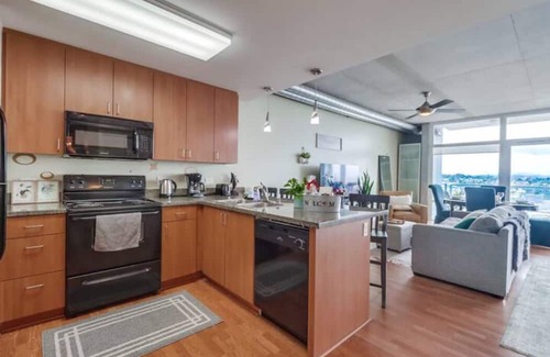 Civic Core Appartement | Stunning High-Rise Condo w Free Gym, Pool, Laundry