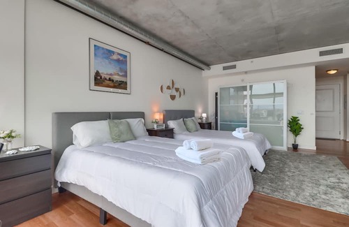 Civic Core Appartement | Stunning High-Rise Condo w Free Gym, Pool, Laundry