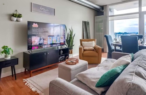 Civic Core Appartement | Stunning High-Rise Condo w Free Gym, Pool, Laundry