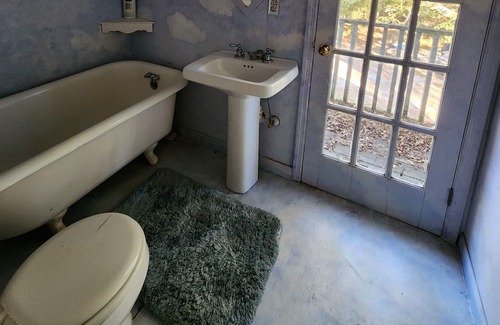 Manchester Autre | The Cottage at Red Dog Farm