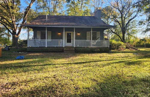 Manchester Autre | The Cottage at Red Dog Farm