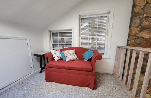 Manchester Autre | The Cottage at Red Dog Farm