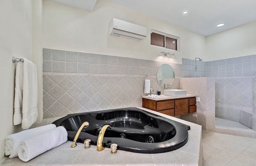 Mokuleia Maison | Kukui Hale - Short Walk to Beach, AC