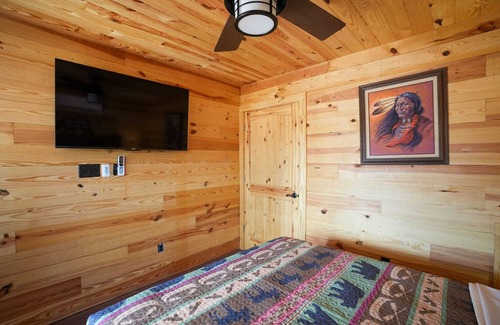 Bridgeport Cabine | CampQYB- Modern Lux Cabin, Hot Tub, FirePit, Games