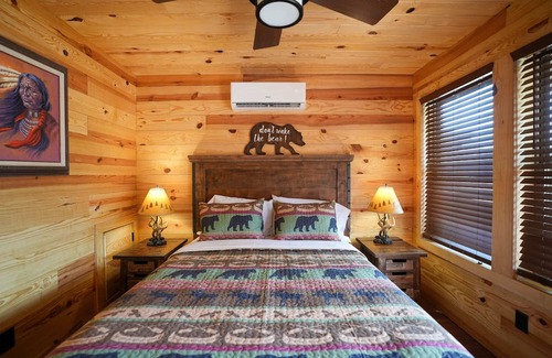 Bridgeport Cabine | CampQYB- Modern Lux Cabin, Hot Tub, FirePit, Games
