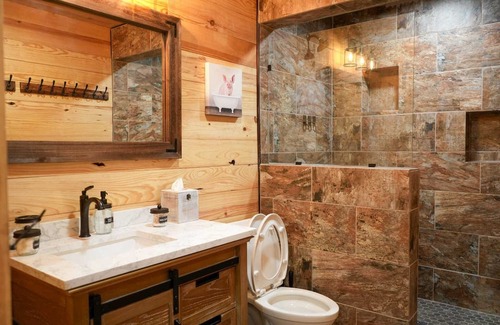 Bridgeport Cabine | CampQYB- Modern Lux Cabin, Hot Tub, FirePit, Games