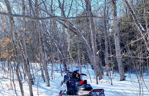 Utterson Maison | Waterfront Home on Three Mile Lake. Ideal lodging for ice fishing.