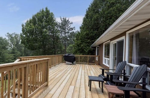 Utterson Maison | Waterfront Home on Three Mile Lake. Ideal lodging for ice fishing.
