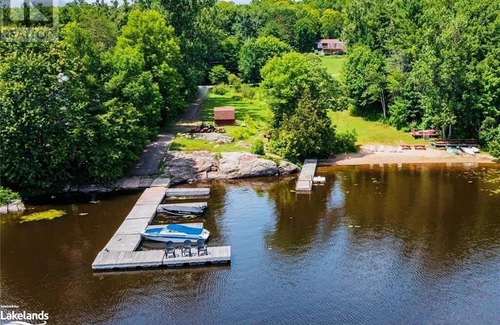 Utterson Maison | Waterfront Home on Three Mile Lake. Ideal lodging for ice fishing.