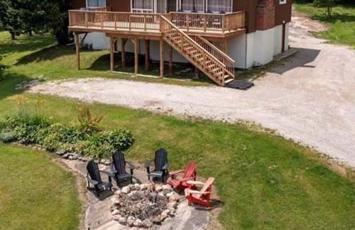 Utterson Maison | Waterfront Home on Three Mile Lake. Ideal lodging for ice fishing.
